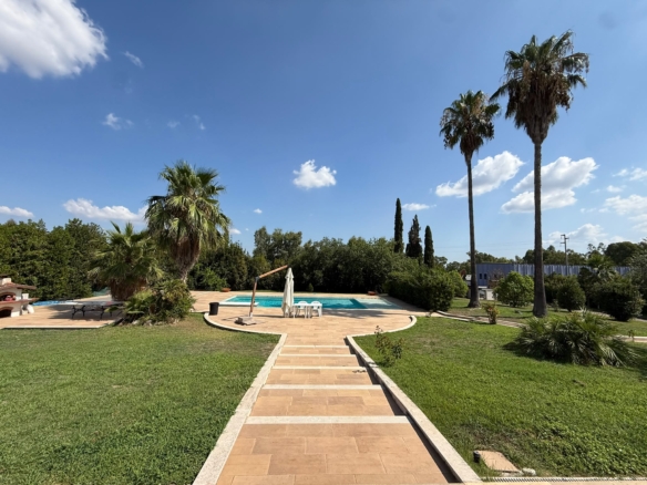 APRILIA: PRESTIGIOSA VILLA CON PISCINA