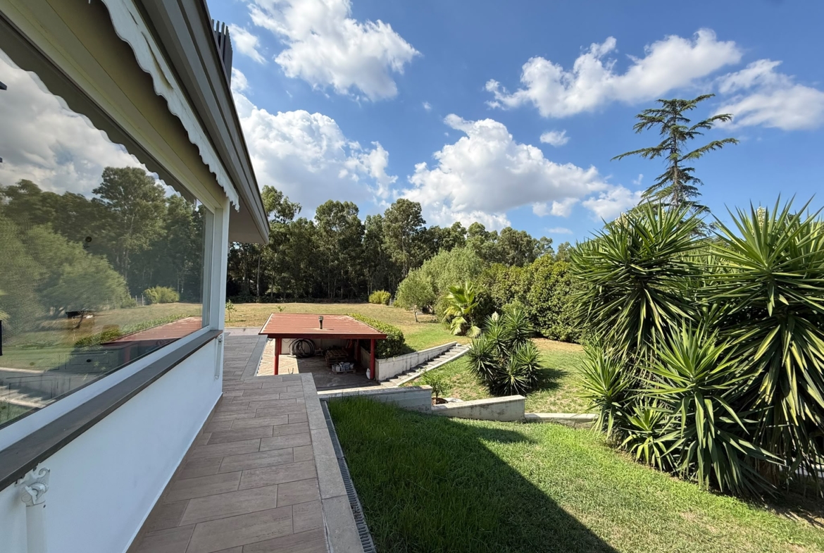 APRILIA: PRESTIGIOSA VILLA CON PISCINA