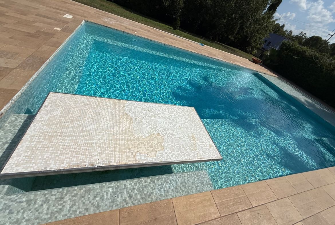APRILIA: PRESTIGIOSA VILLA CON PISCINA