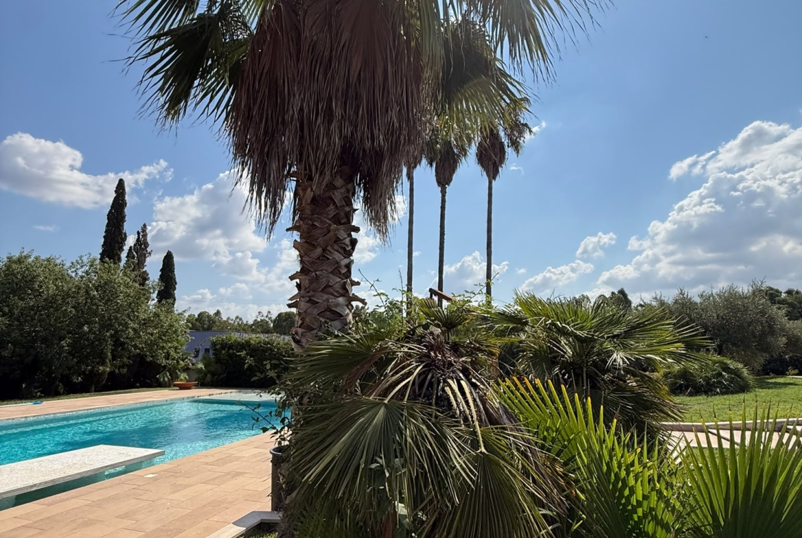 APRILIA: PRESTIGIOSA VILLA CON PISCINA