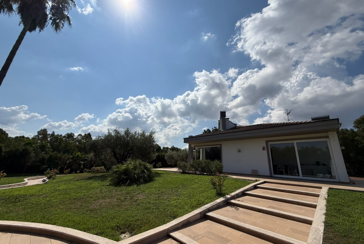 APRILIA: PRESTIGIOSA VILLA CON PISCINA