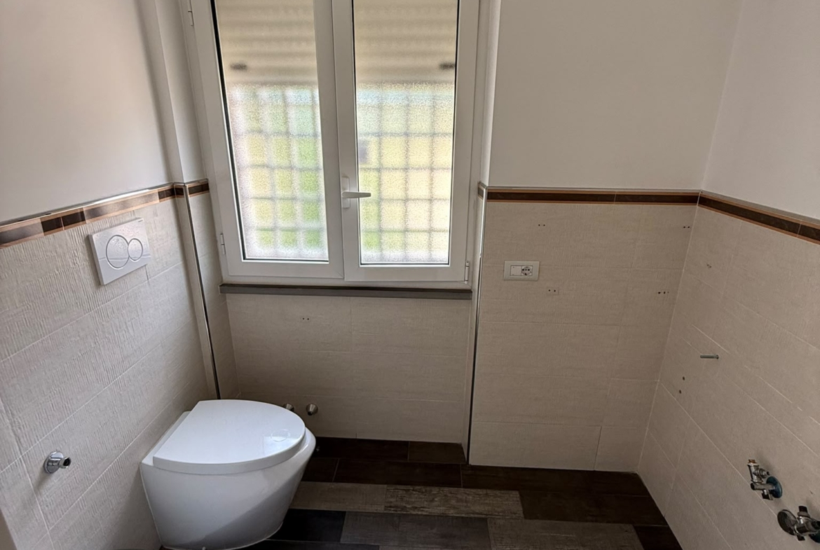 APRILIA: PRESTIGIOSA VILLA CON PISCINA