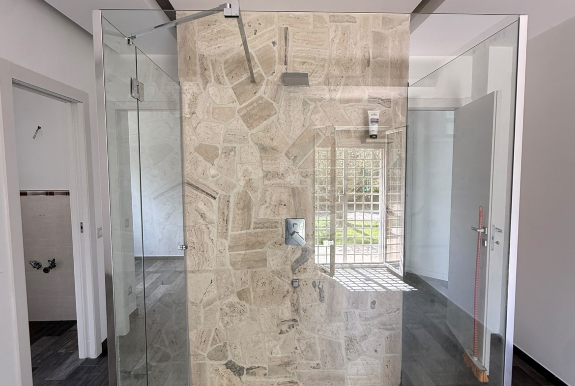 APRILIA: PRESTIGIOSA VILLA CON PISCINA