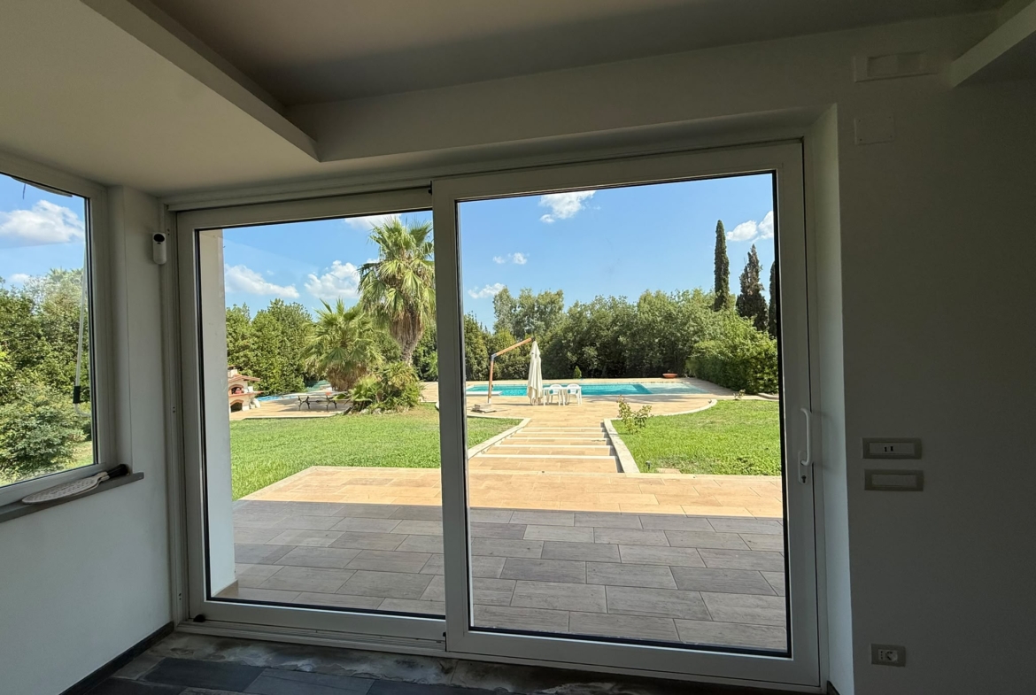APRILIA: PRESTIGIOSA VILLA CON PISCINA
