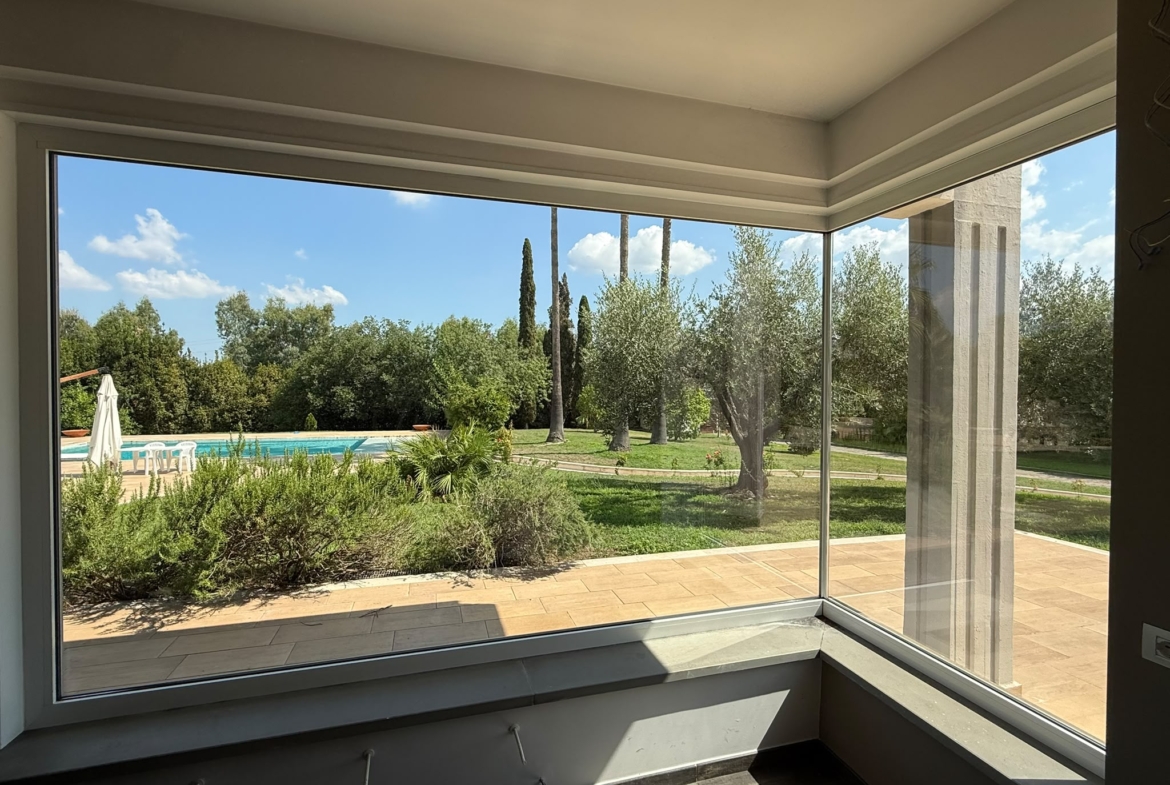 APRILIA: PRESTIGIOSA VILLA CON PISCINA