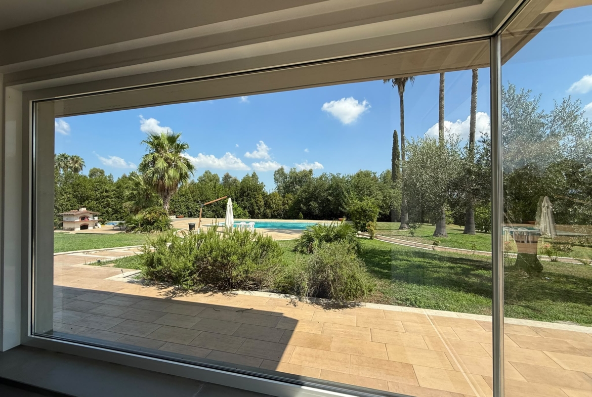 APRILIA: PRESTIGIOSA VILLA CON PISCINA