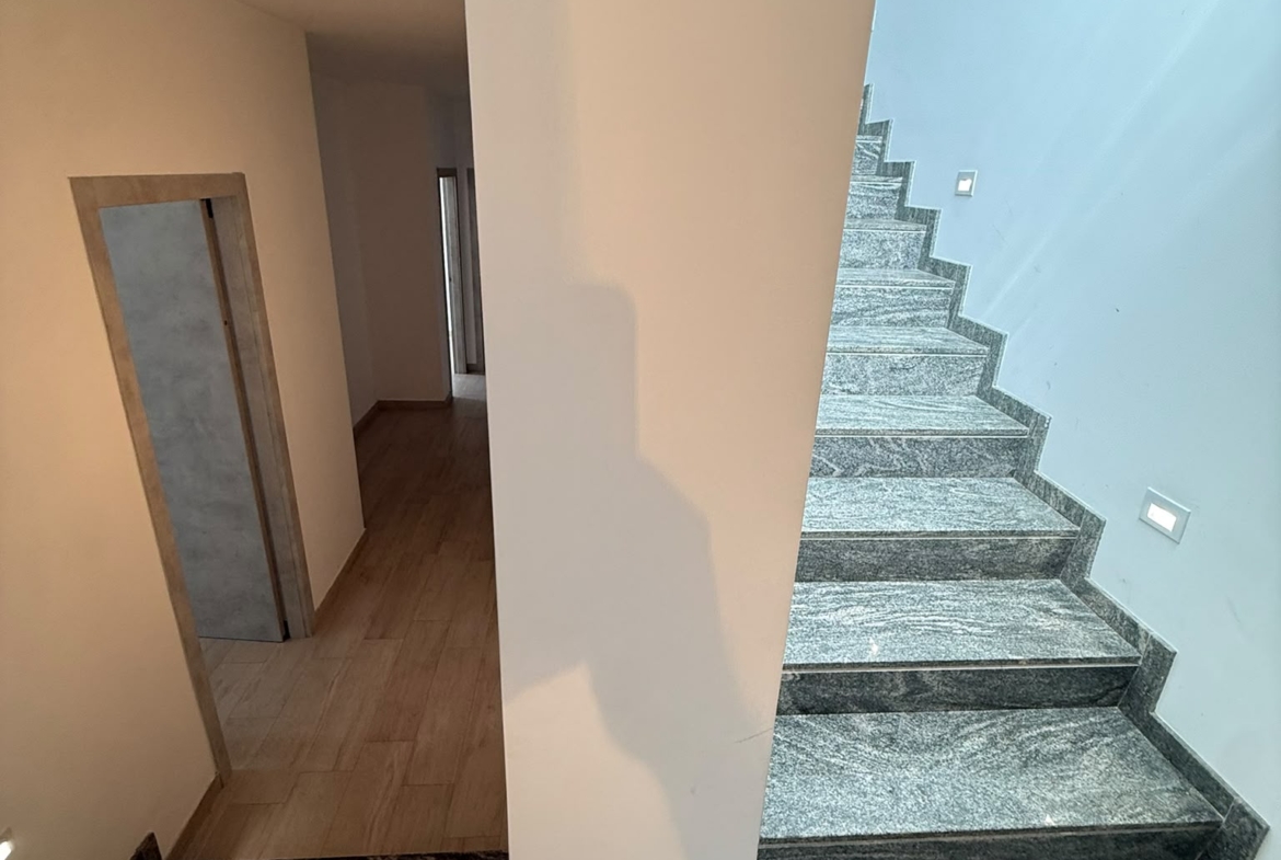 APRILIA: PRESTIGIOSA VILLA CON PISCINA