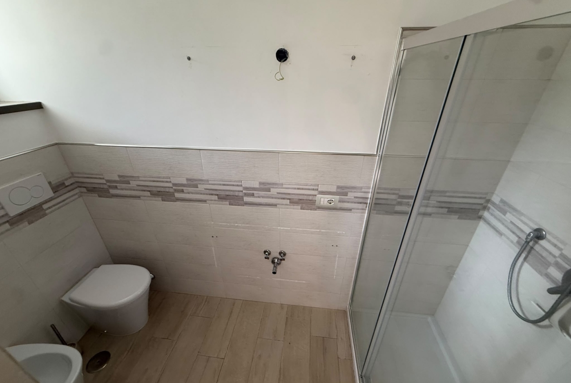 APRILIA: PRESTIGIOSA VILLA CON PISCINA