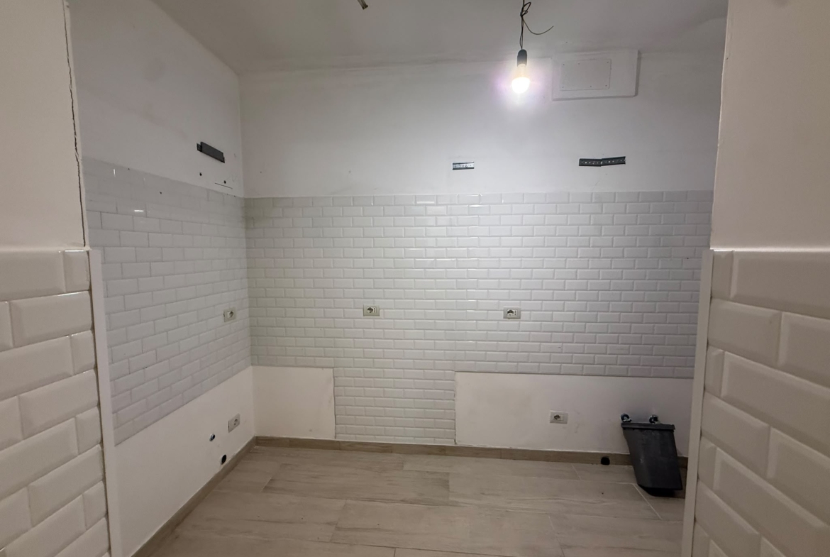 APRILIA: PRESTIGIOSA VILLA CON PISCINA