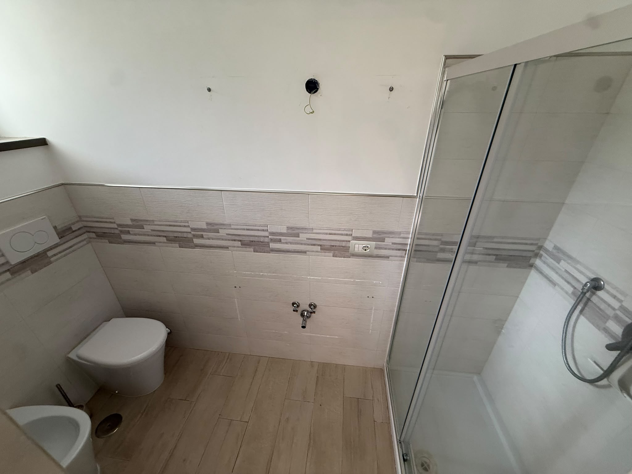 WhatsApp Image 2026-07-24 at 12.30.53 APRILIA: PRESTIGIOSA VILLA CON PISCINA