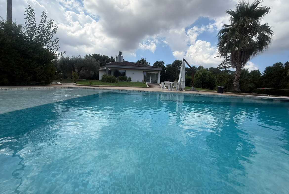 APRILIA: PRESTIGIOSA VILLA CON PISCINA