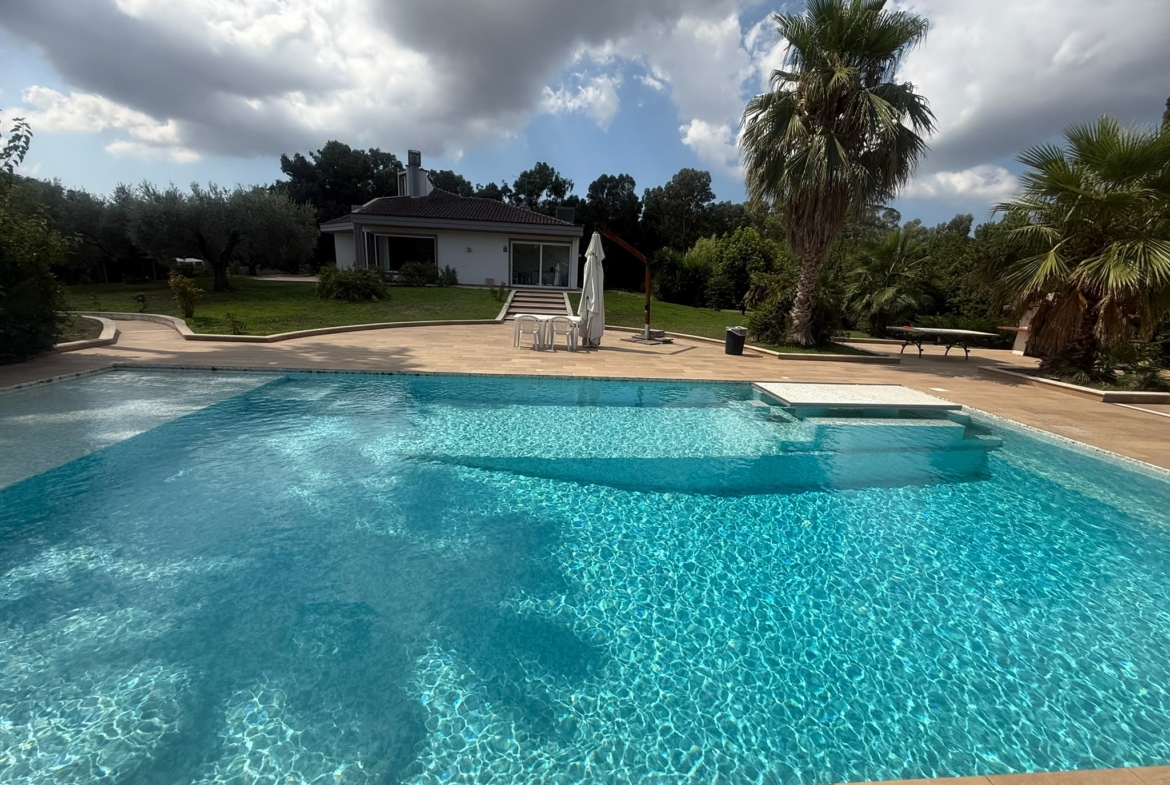 APRILIA: PRESTIGIOSA VILLA CON PISCINA