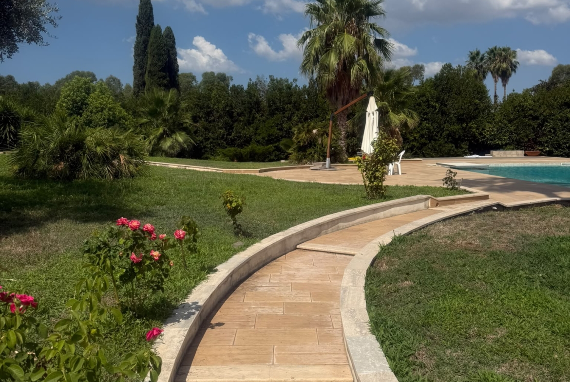 APRILIA: PRESTIGIOSA VILLA CON PISCINA