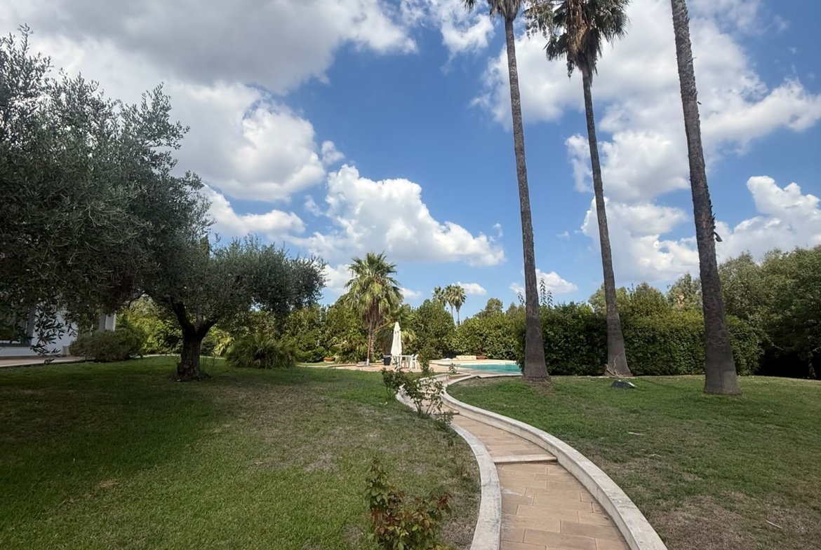 APRILIA: PRESTIGIOSA VILLA CON PISCINA