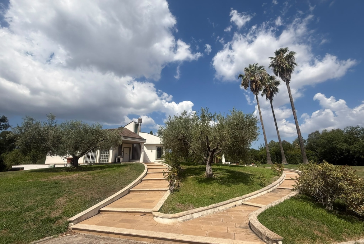 APRILIA: PRESTIGIOSA VILLA CON PISCINA